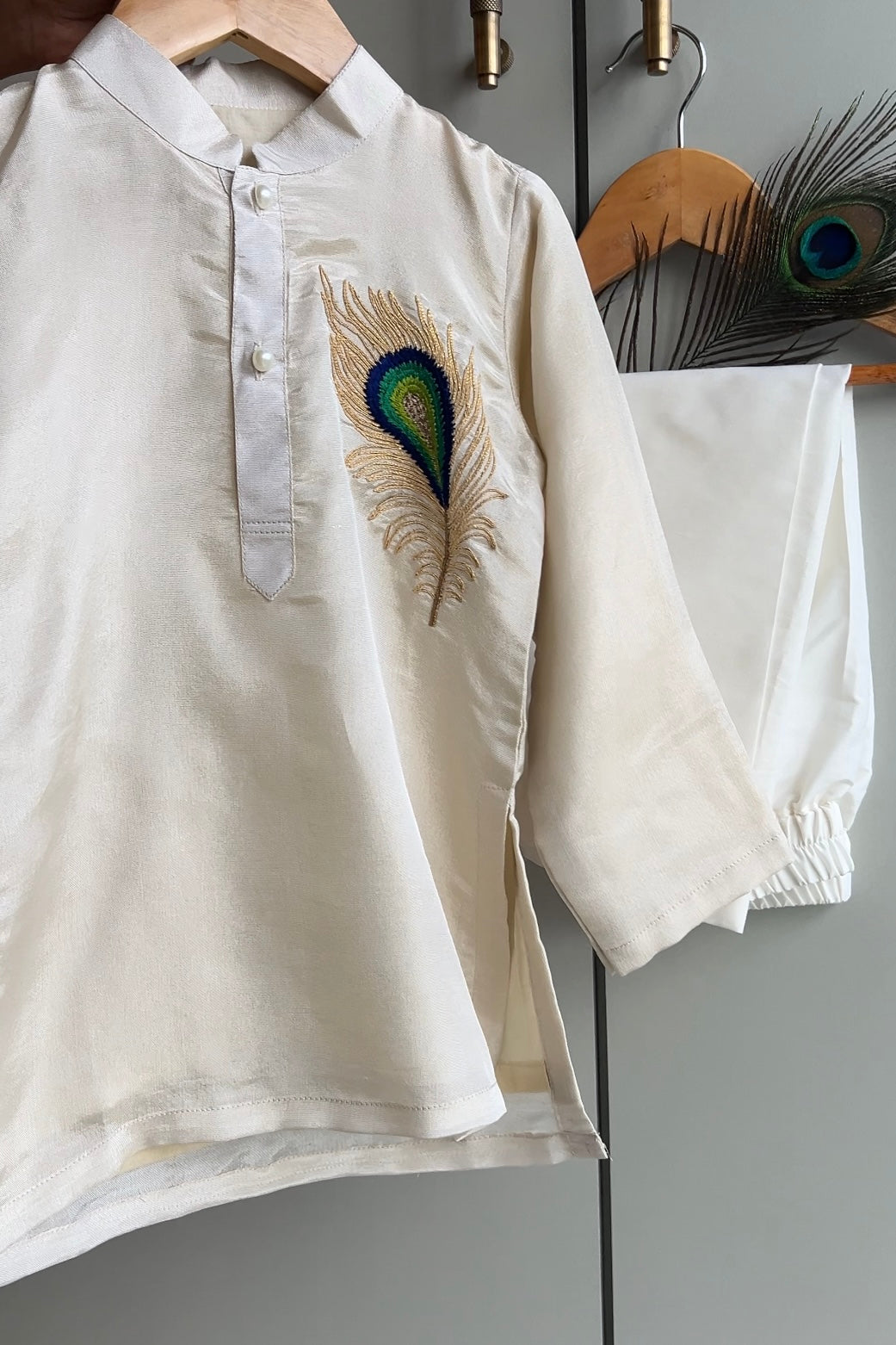 Mor Pankh Embroidered Shimmer Kurta And Pyjama